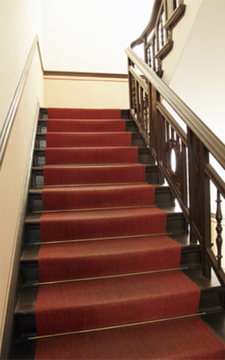 Die Treppenhausreinigung zählt neben der Büroreinigung mit zu den Aufgaben des Reinigungsservice Inpuncto Sauberkeit in Dresden.